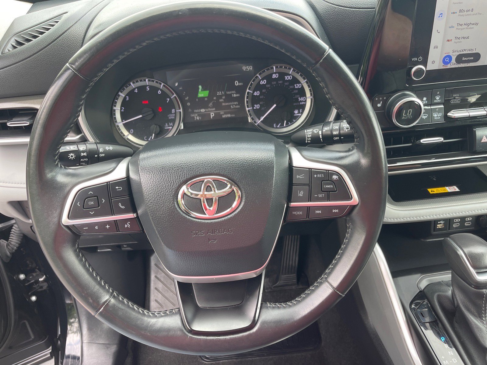 Used 2024 Toyota Highlander XLE FWD image 7
