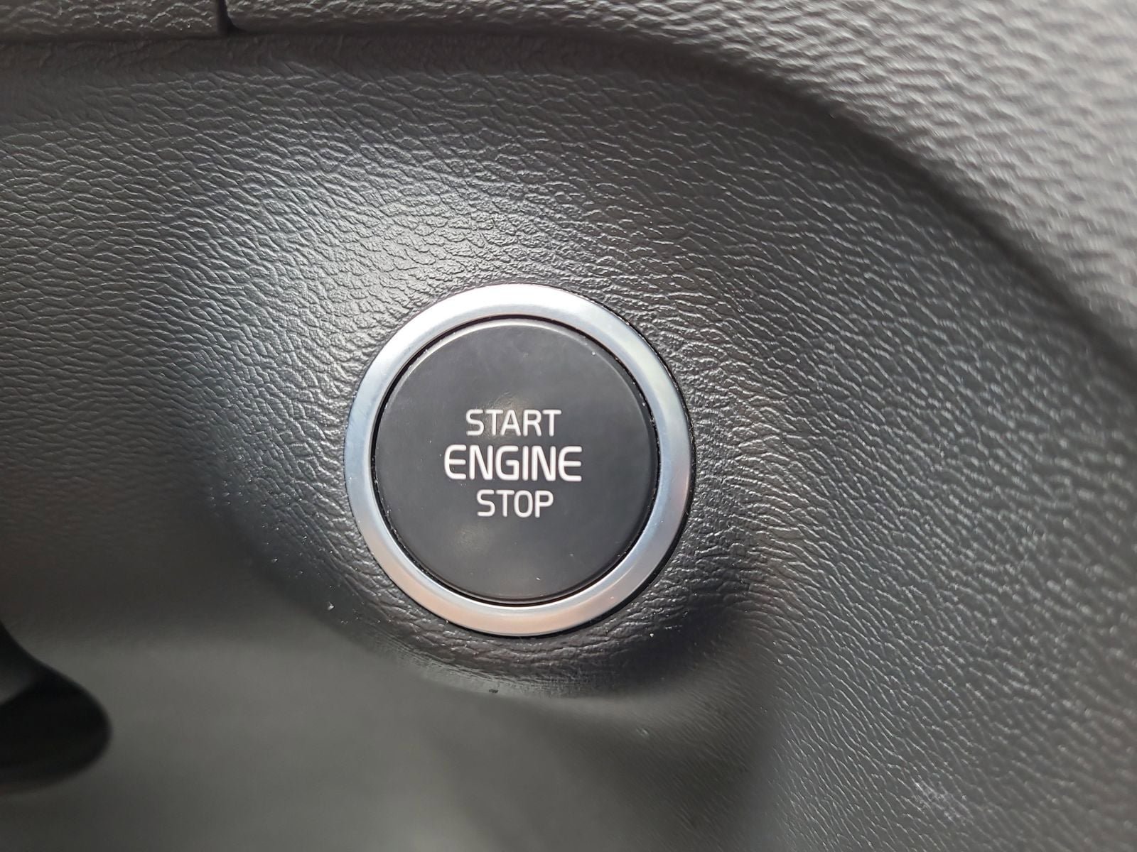 Used 2023 Volvo XC40 B4 Ultimate FWD image 30