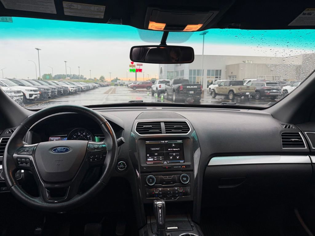 Used 2016 Ford Explorer XLT w/ Equipment Group 202A AWD/4WD image 4