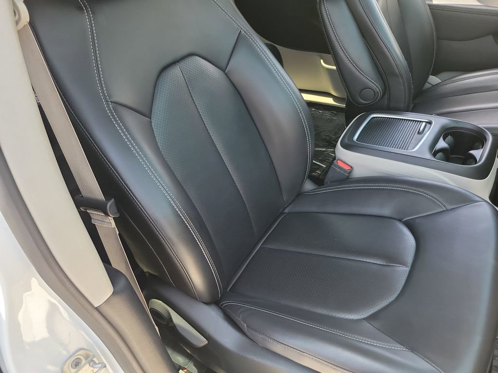 Used 2023 Chrysler Pacifica Touring-L FWD image 20