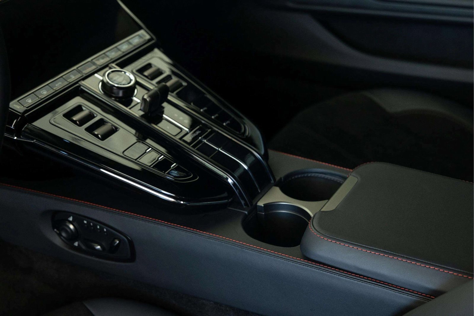 Used 2025 Aston Martin V8 Vantage Coupe image 30