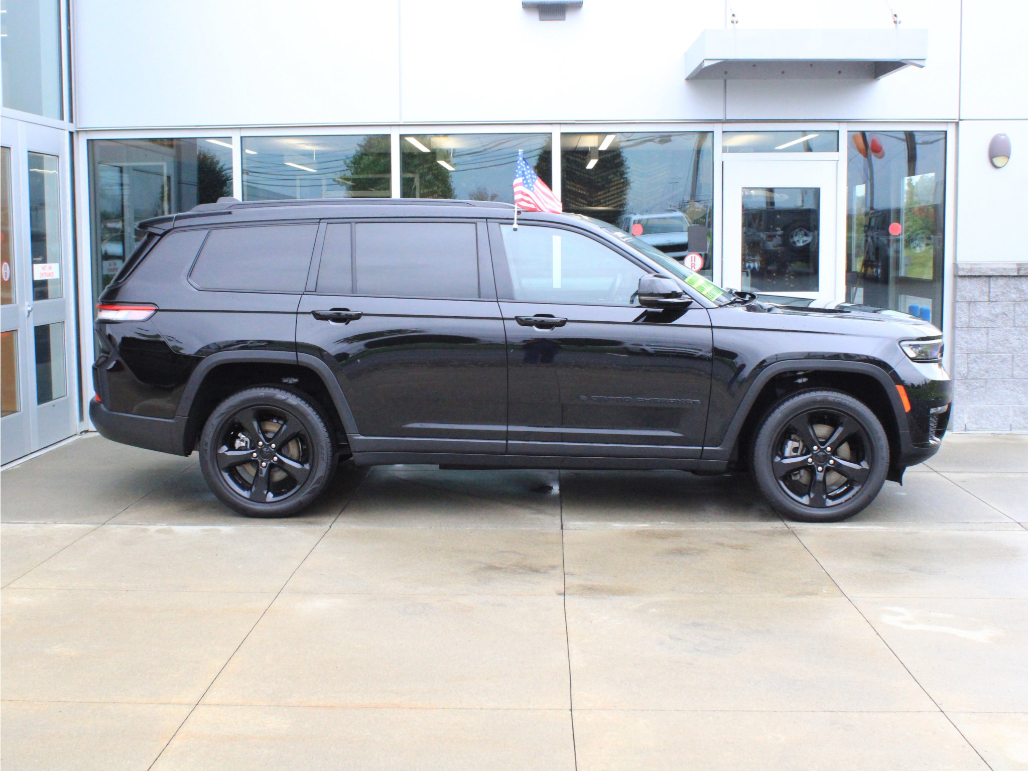 Used 2022 Jeep Grand Cherokee L Limited w/ Black Appearance Package AWD/4WD image 4