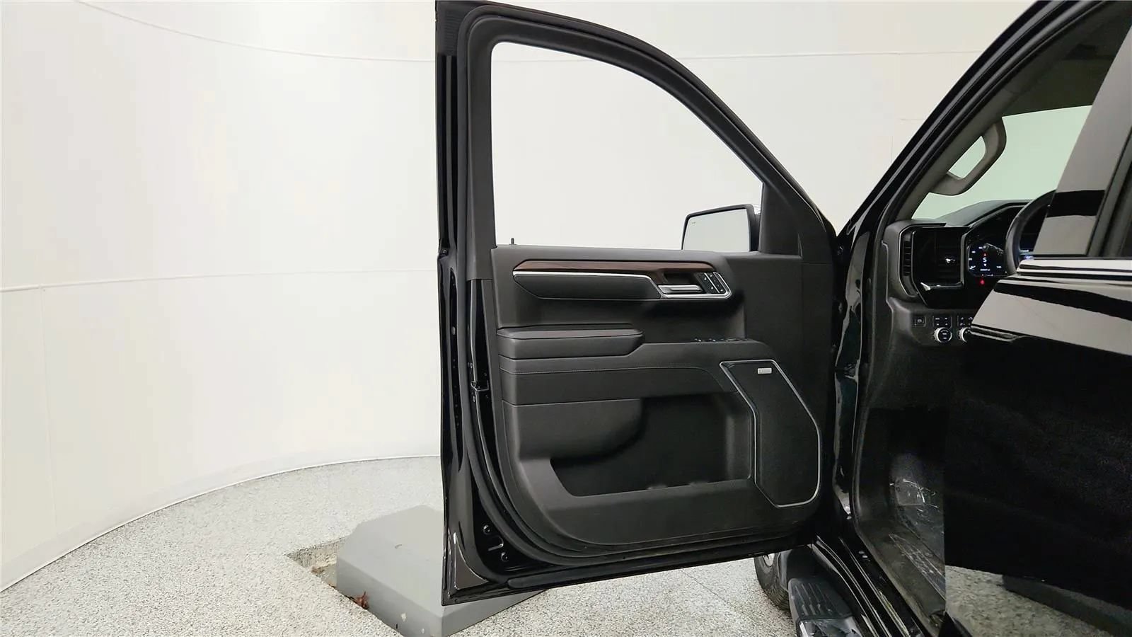 Used 2023 GMC Sierra 1500 SLT w/ SLT Premium Plus Package AWD/4WD image 34
