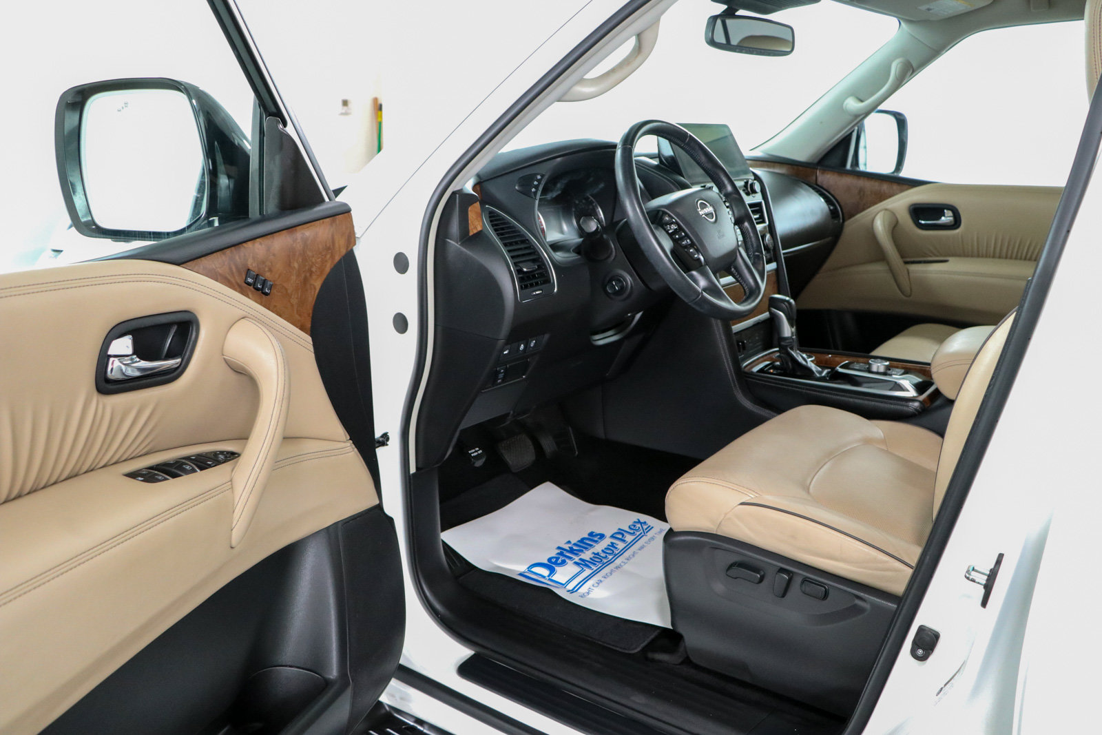 Used 2023 Nissan Armada SL w/ Captain's Chairs Package RWD image 3