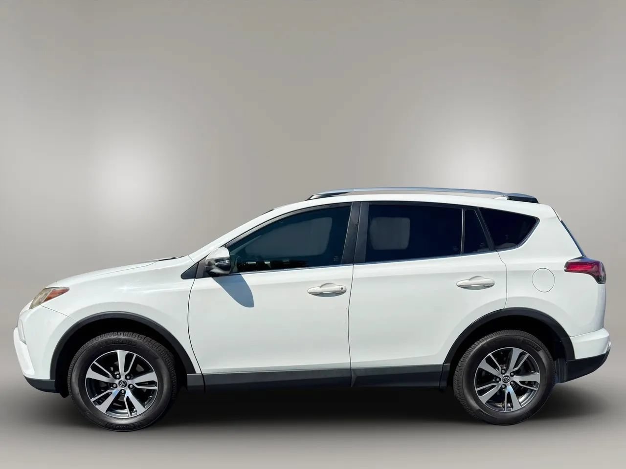 Used 2018 Toyota RAV4 XLE FWD image 2