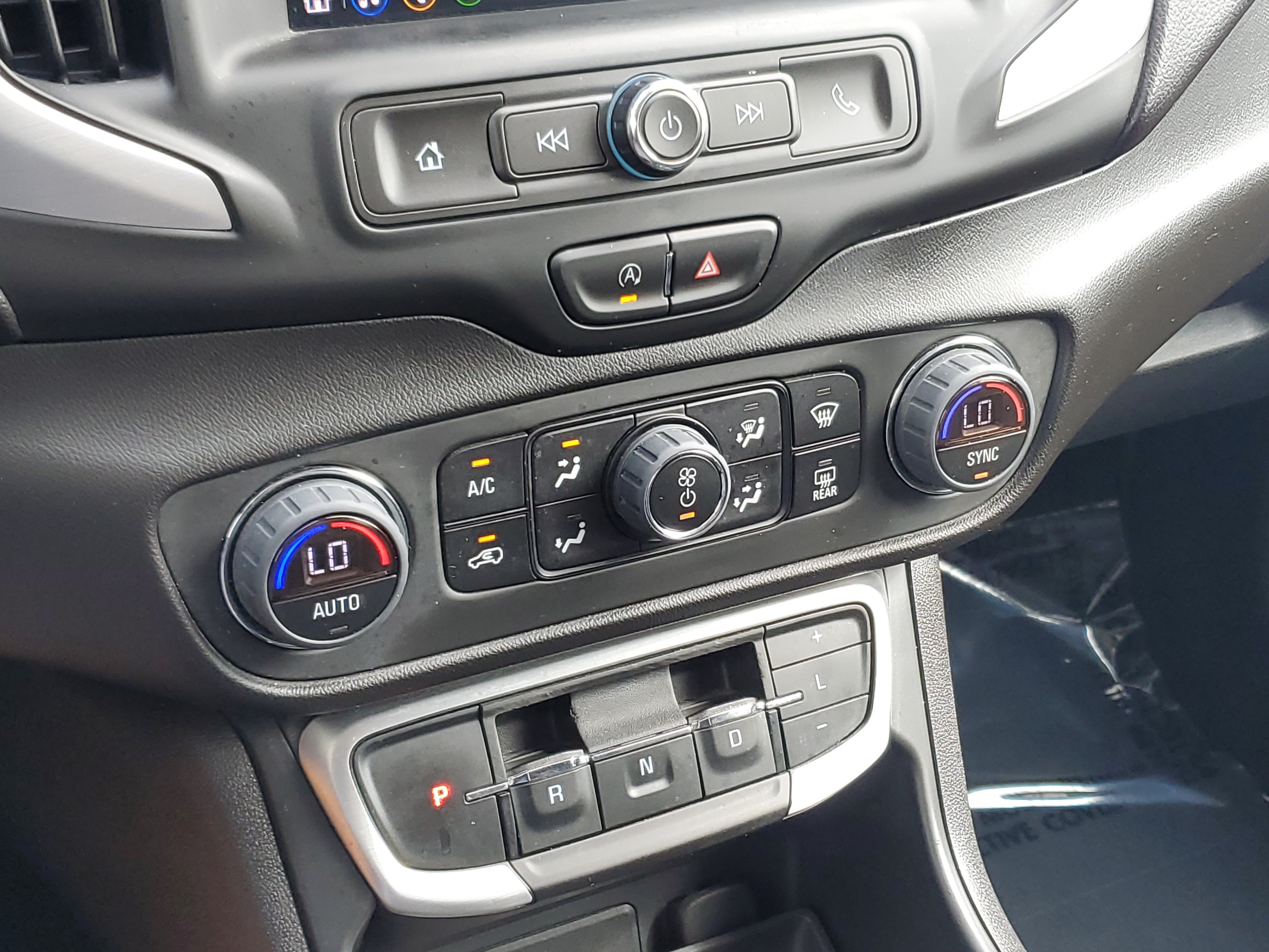 Used 2024 GMC Terrain SLE w/ Driver Convenience Package FWD image 28