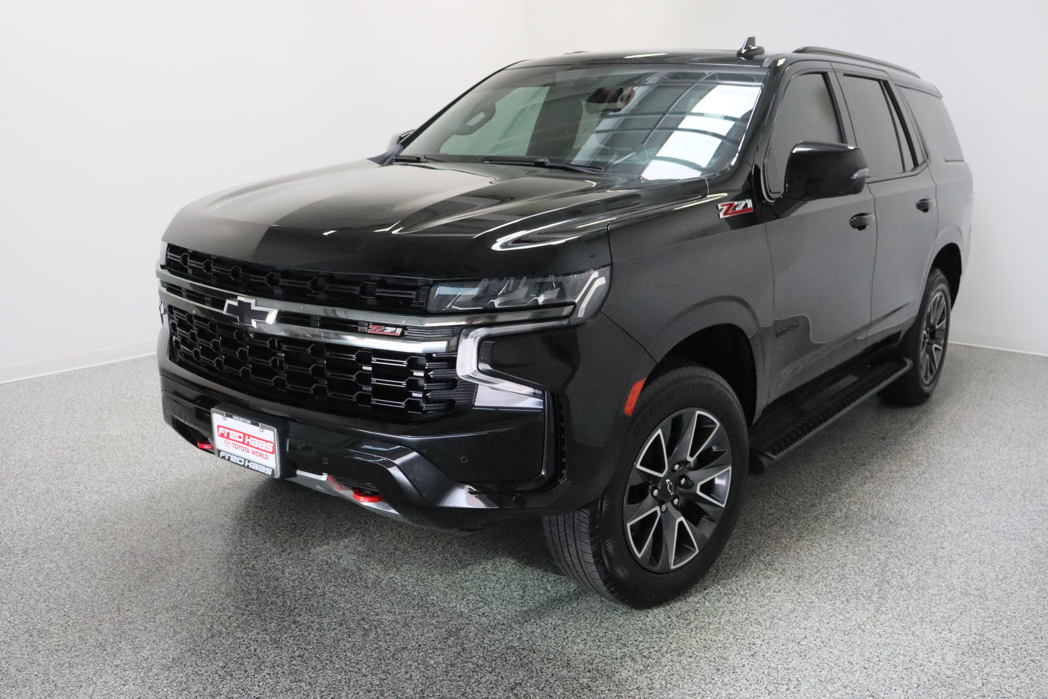 Used 2022 Chevrolet Tahoe Z71 w/ Luxury Package AWD/4WD image 2