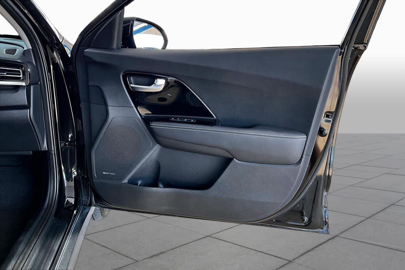 Used 2022 Kia Niro EX FWD image 22