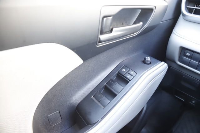 Used 2020 Toyota Highlander L image 23