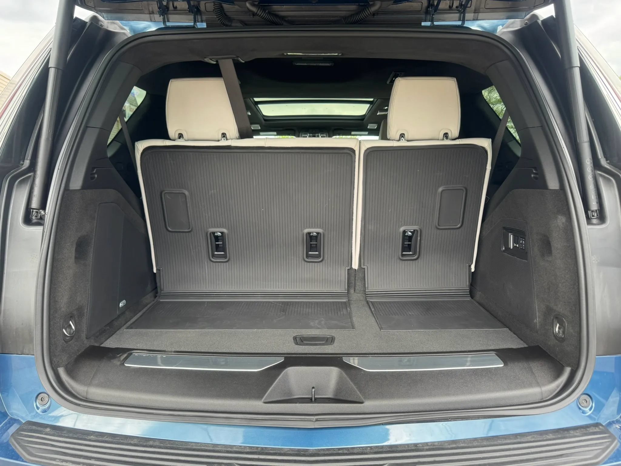 Used 2025 Cadillac Escalade Sport Platinum w/ LPO, Floor Liner Package AWD/4WD image 28