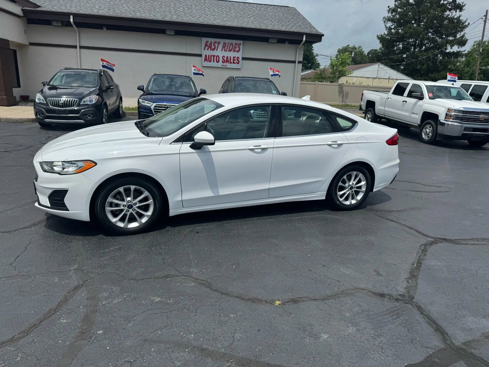 Used 2019 Ford Fusion SE image 2