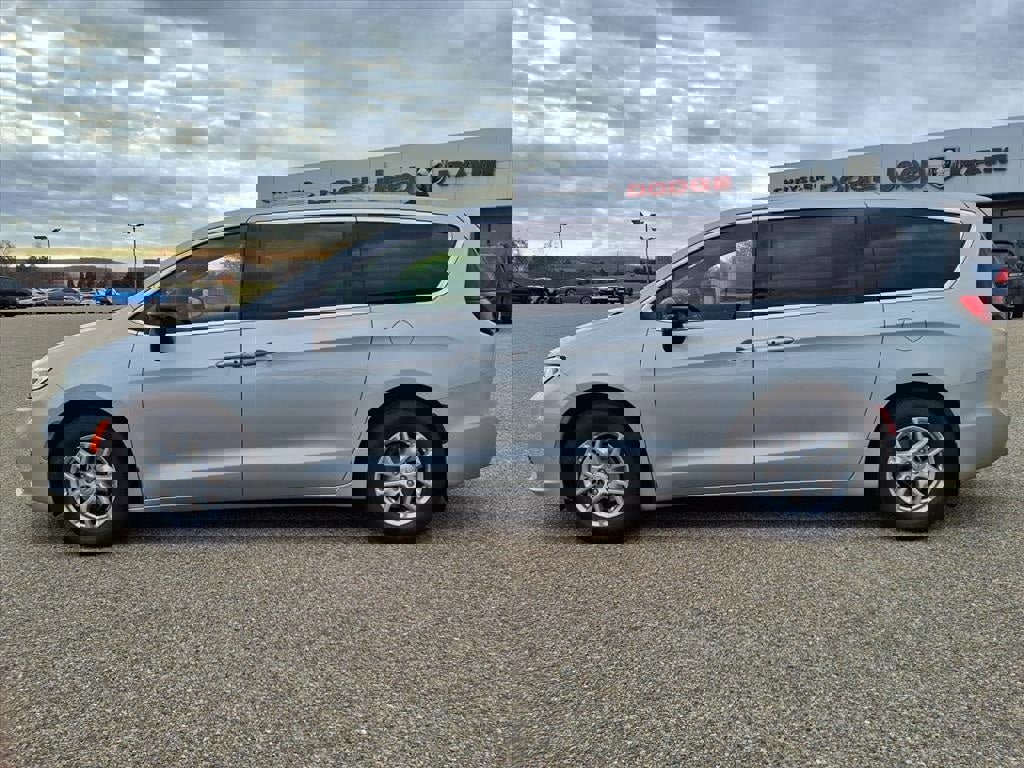 New 2026 Chrysler Pacifica Select image 10