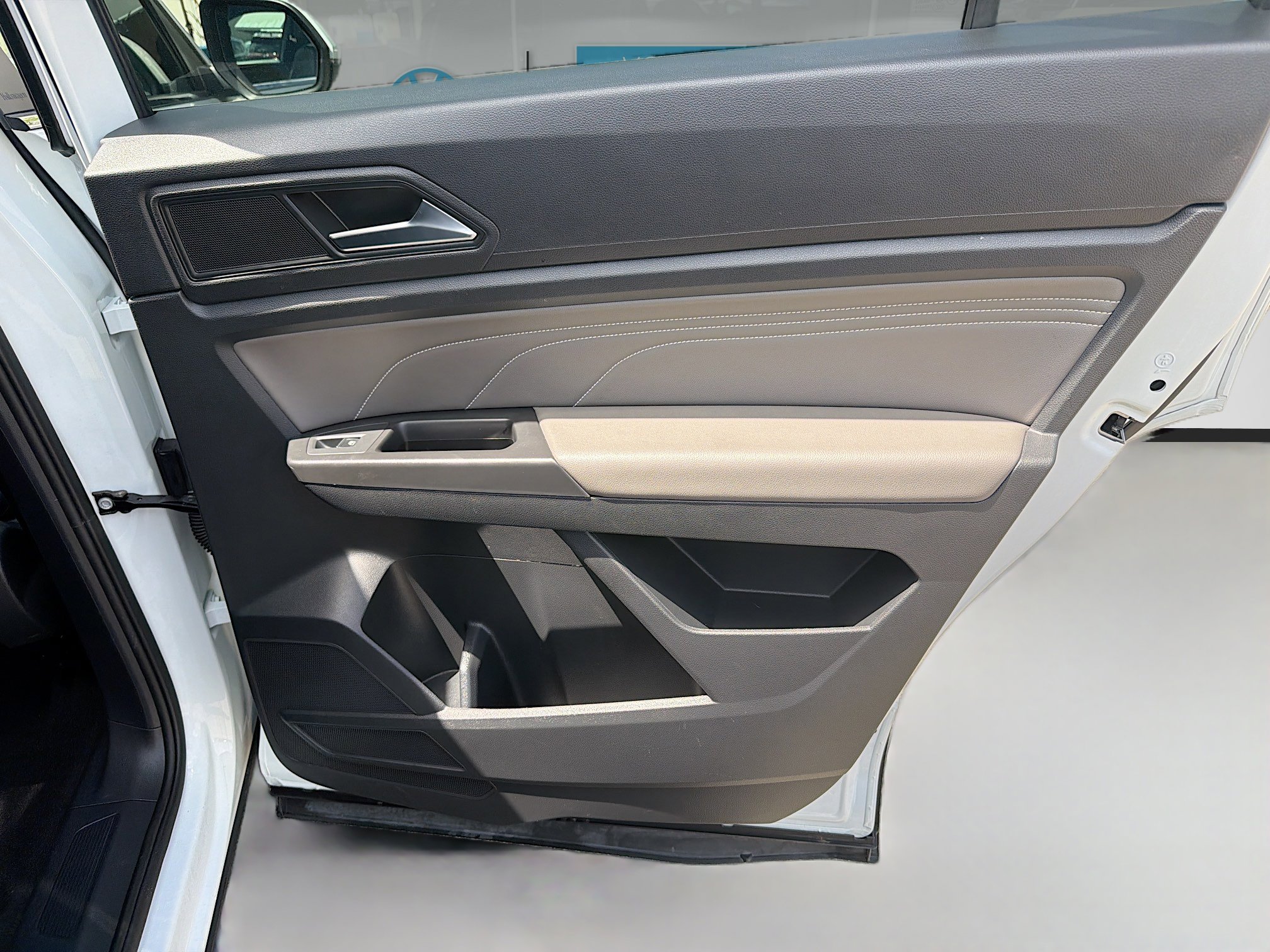 Used 2023 Volkswagen Atlas Cross Sport SE w/ Black Wheel Package image 30