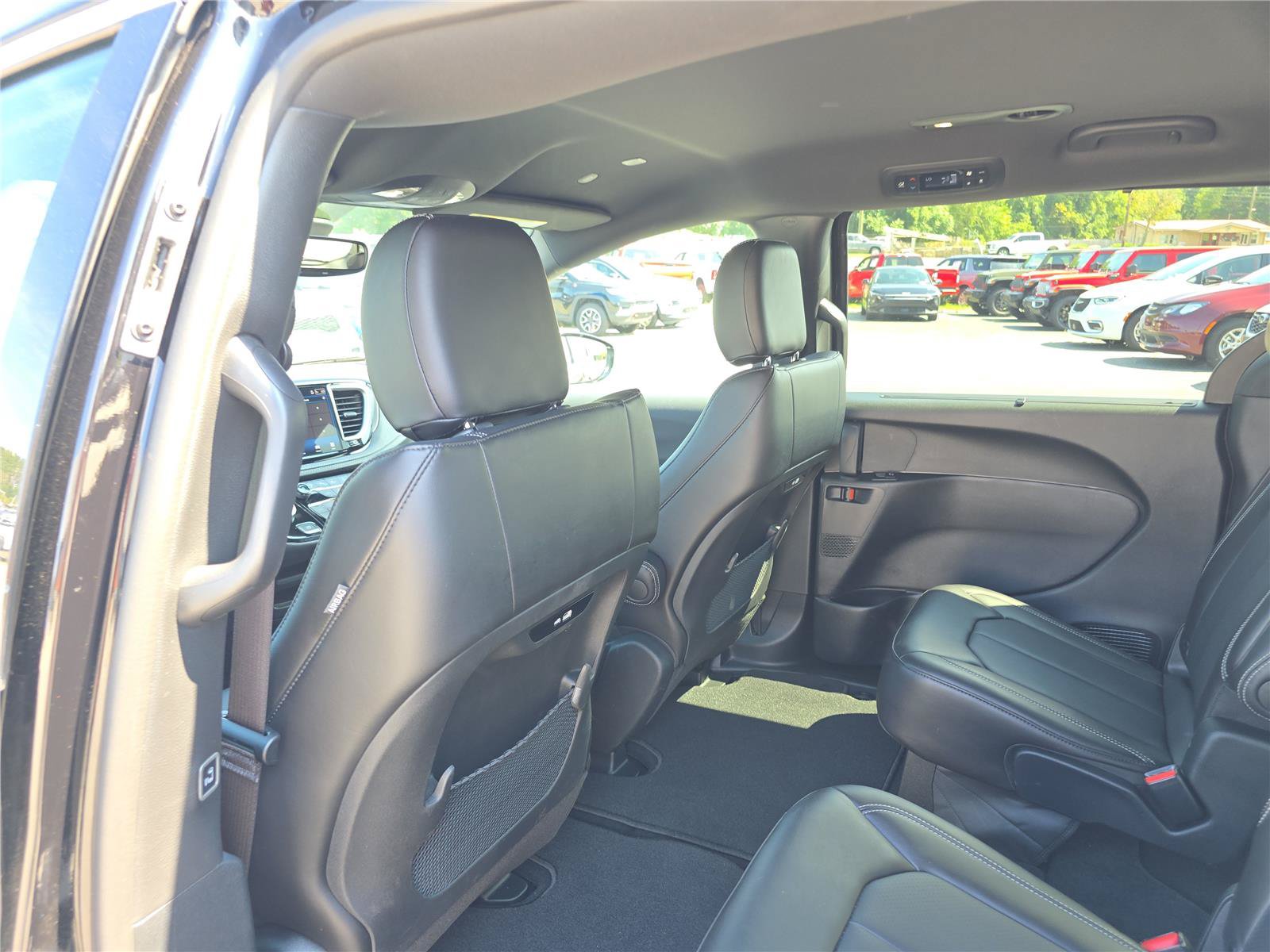 Used 2025 Chrysler Pacifica Select AWD/4WD image 15