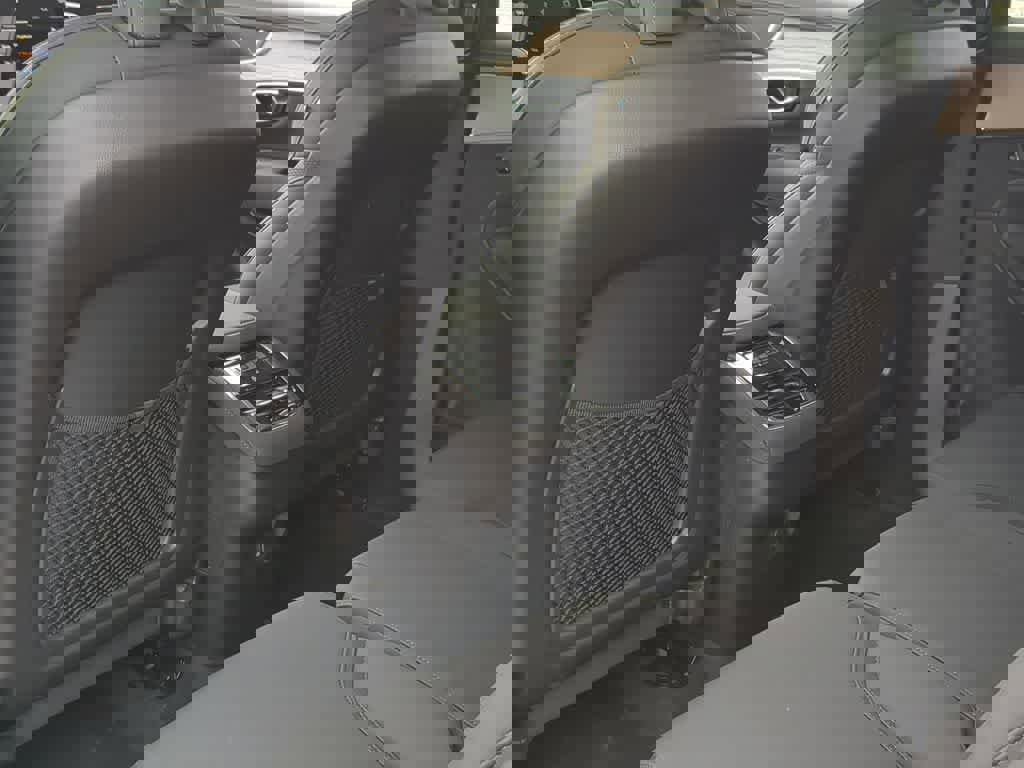 Certified 2025 Volvo XC90 B5 Core w/ Protection Package Premier image 17