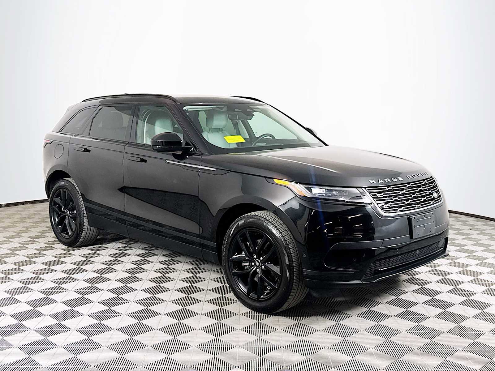 Used 2025 Land Rover Range Rover Velar S image 3