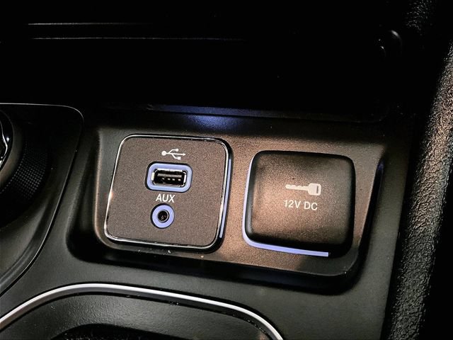Used 2019 Jeep Cherokee Latitude Plus w/ Cold Weather Group AWD/4WD image 31