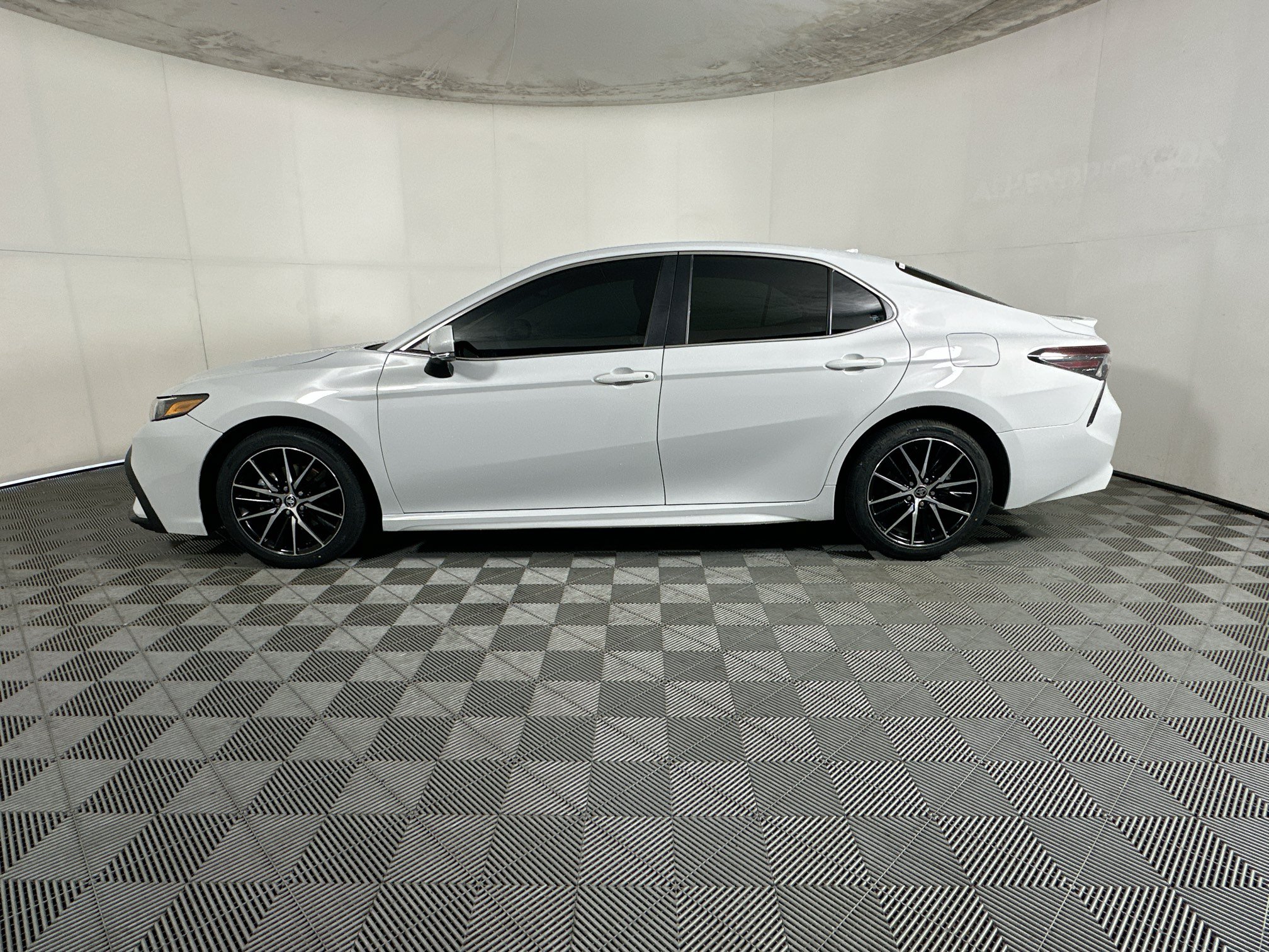 Used 2024 Toyota Camry SE w/ Convenience Package FWD image 6