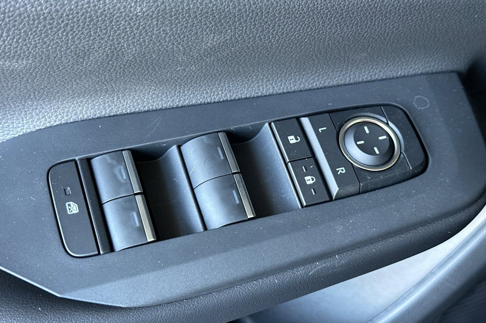 New 2026 Toyota Prius Plug-In Hybrid FWD image 11