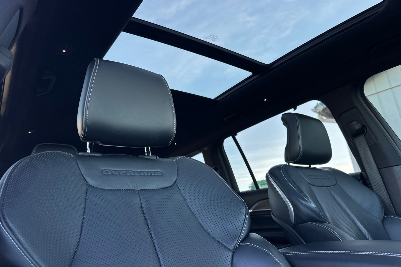 Used 2022 Jeep Grand Cherokee L Overland w/ Advanced Protech Group III image 17