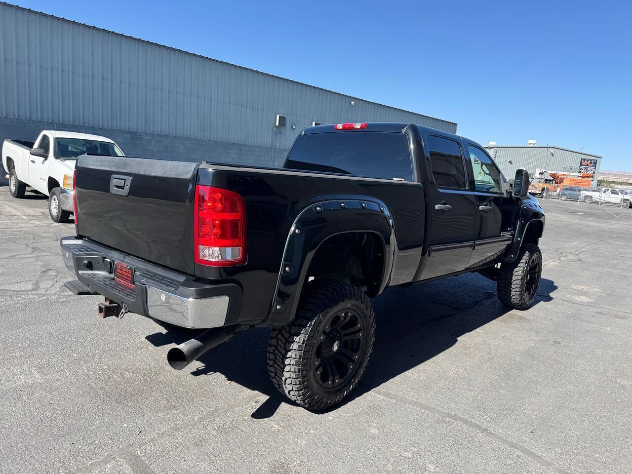 Used 2007 GMC Sierra 2500 SLE w/ Z71 Off-Road Package AWD/4WD image 9
