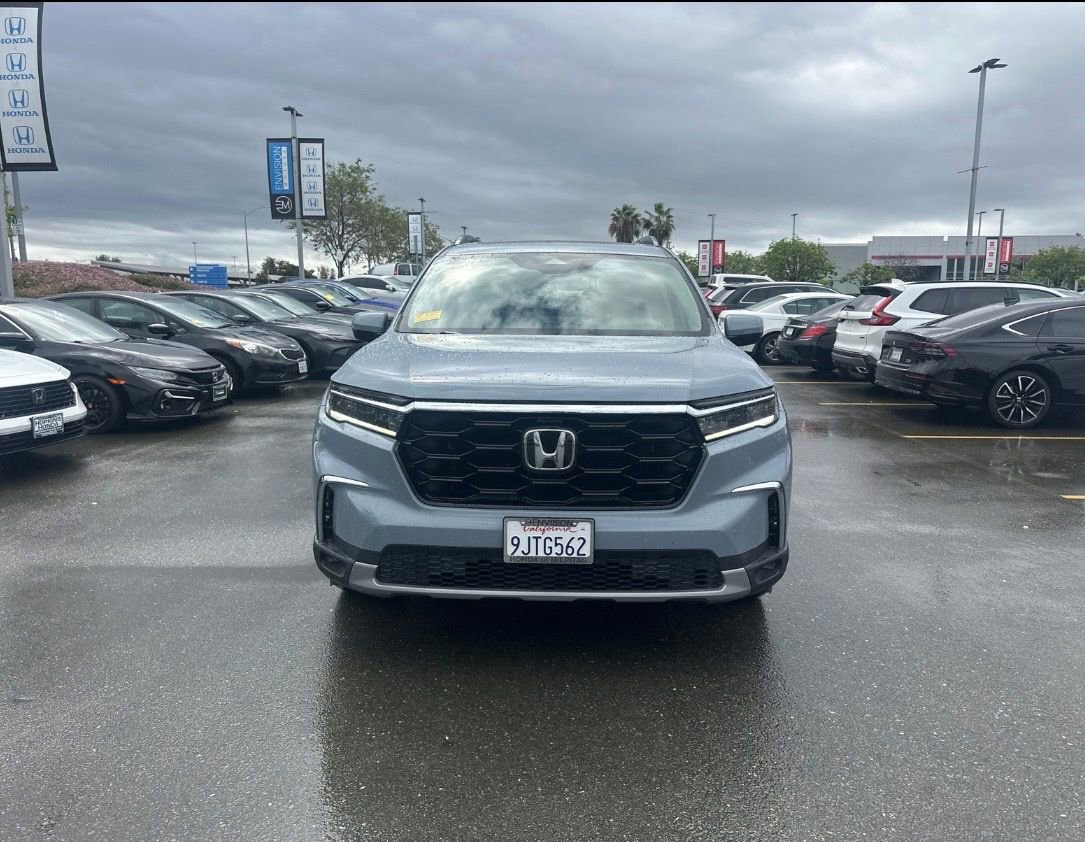 Used 2024 Honda Pilot Touring image 1