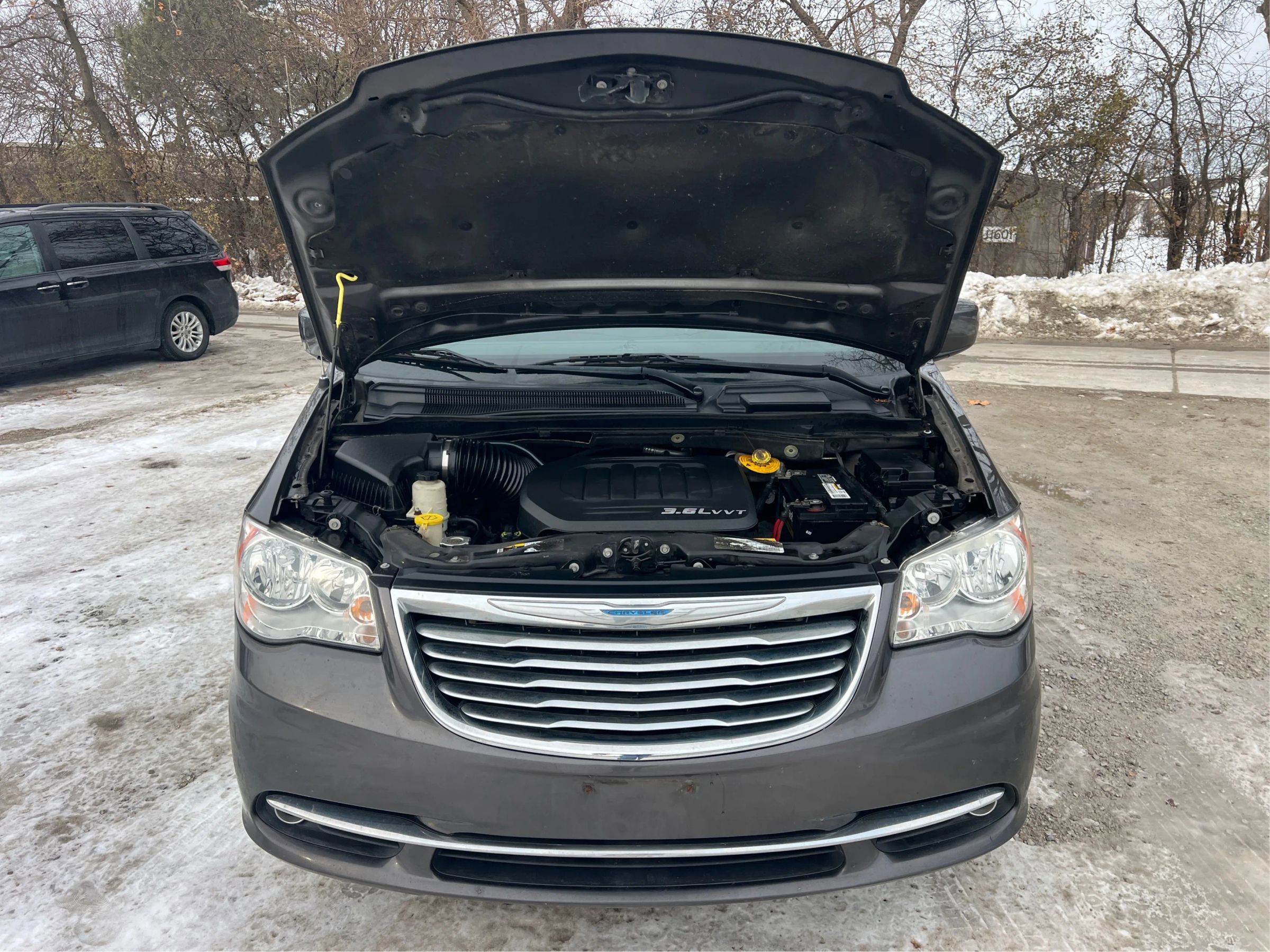 Used 2015 Chrysler Town & Country Touring image 13