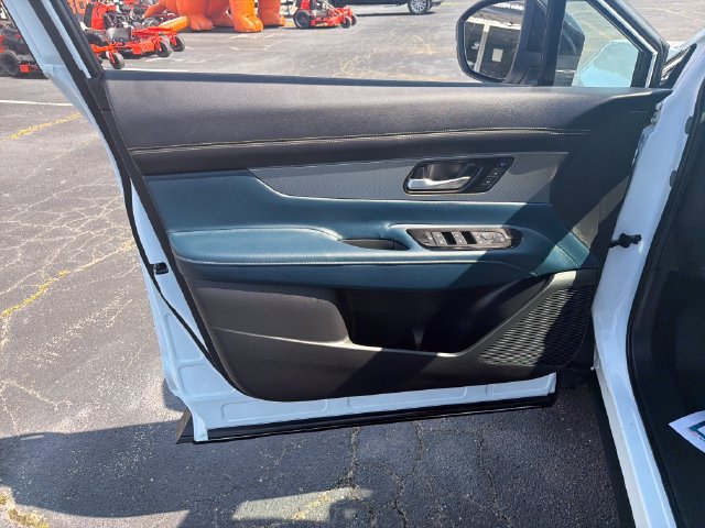 Certified 2025 Nissan Murano Platinum w/ Cargo Package AWD/4WD image 12