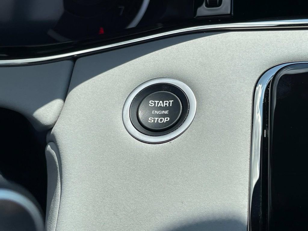 Used 2023 Land Rover Range Rover Evoque R-Dynamic SE image 28