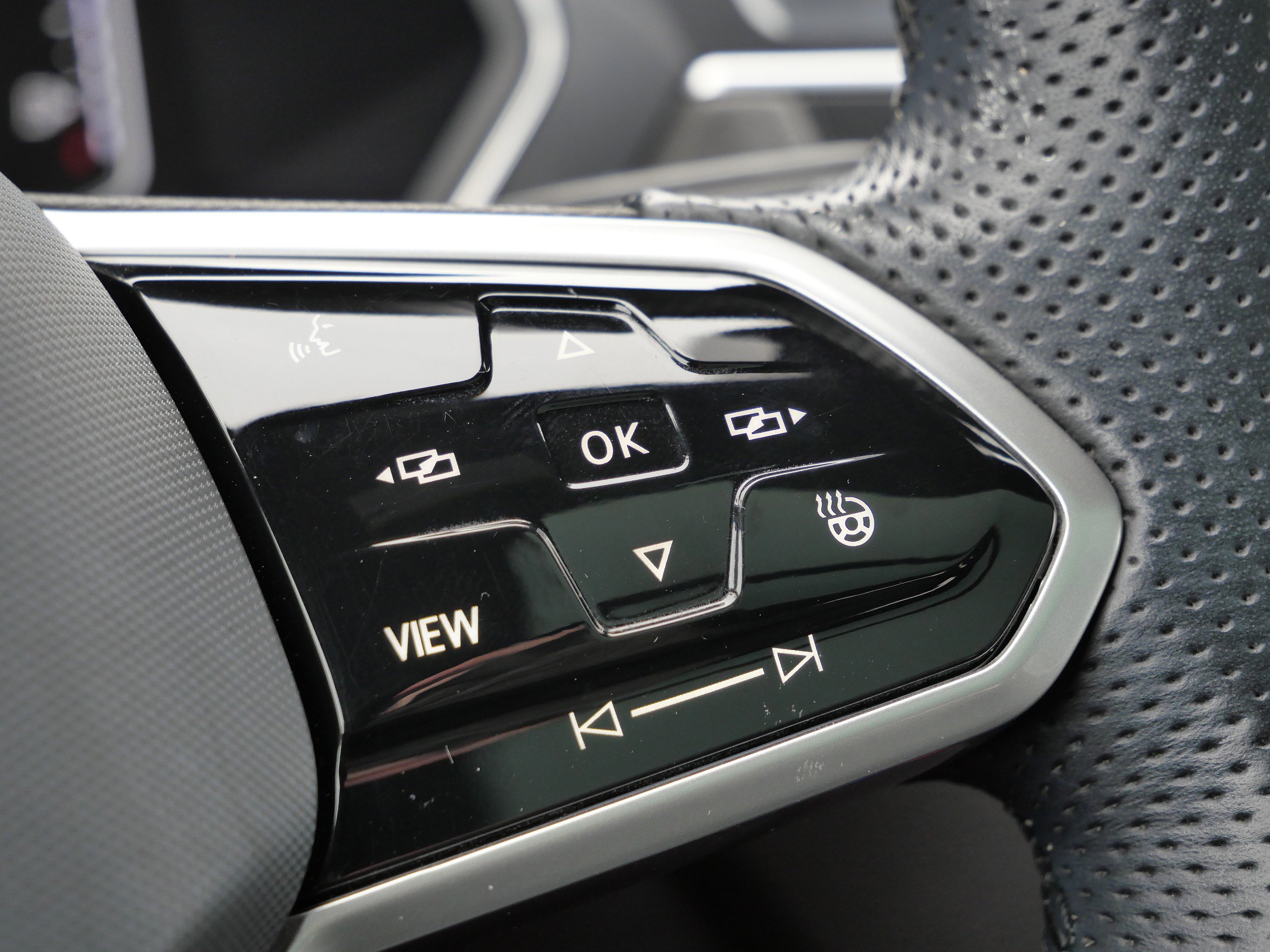 Certified 2022 Volkswagen Tiguan SEL R-Line image 32