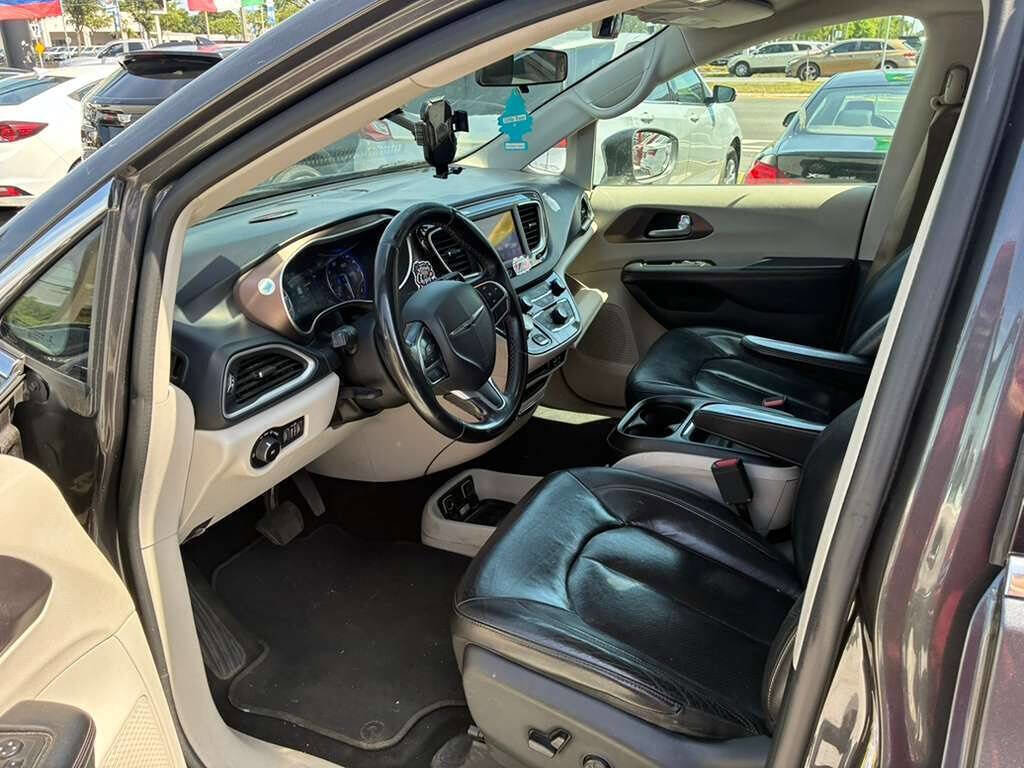 Used 2018 Chrysler Pacifica Touring-L FWD image 10