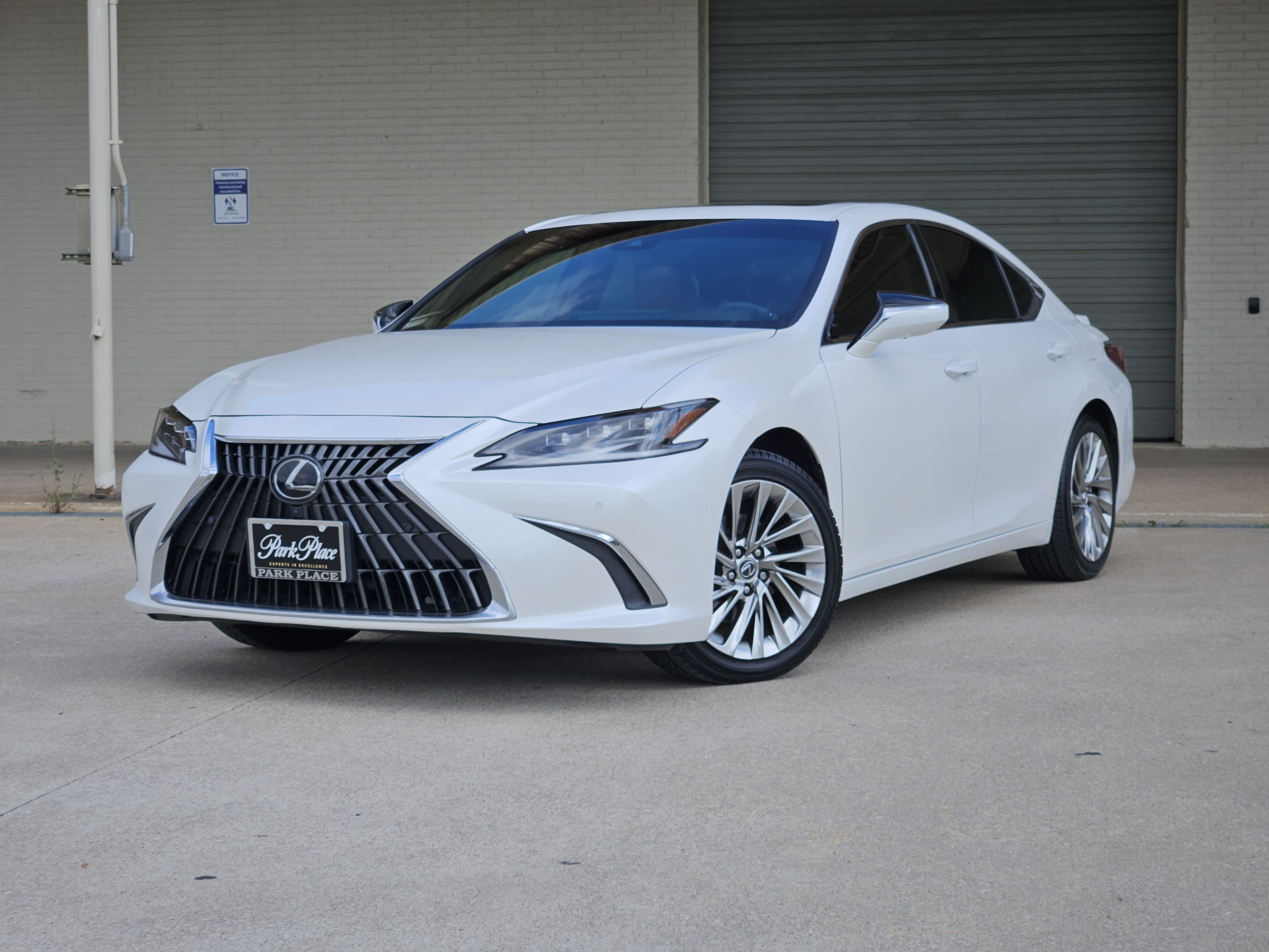Used 2023 Lexus ES 300h Ultra Luxury w/ Accessory Package (Z2) FWD image 1