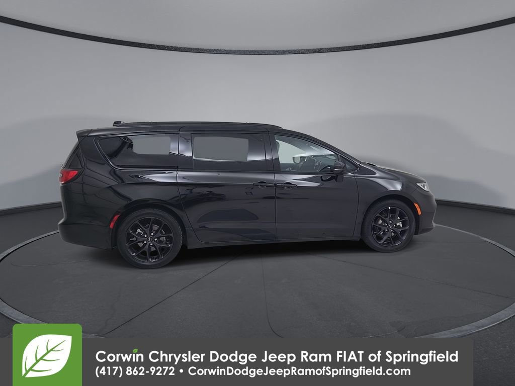 Certified 2025 Chrysler Pacifica Limited image 16