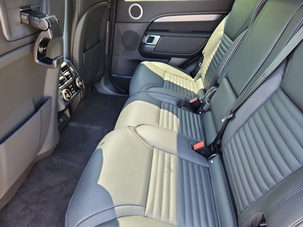 New 2025 Land Rover Discovery Dynamic SE image 5