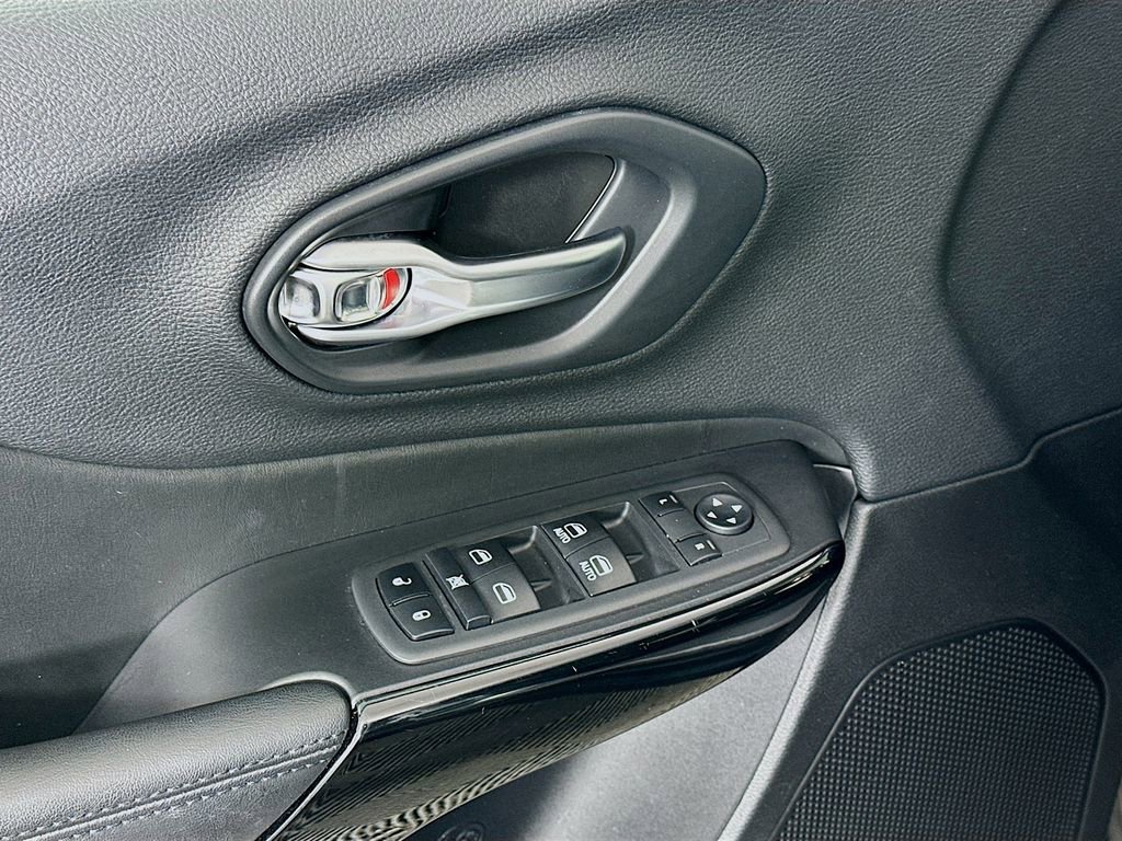 Used 2019 Jeep Cherokee Latitude Plus image 17