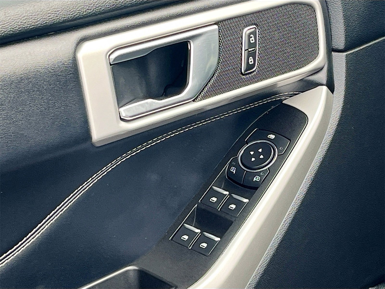 Used 2021 Ford Explorer XLT w/ Equipment Group 202A image 18