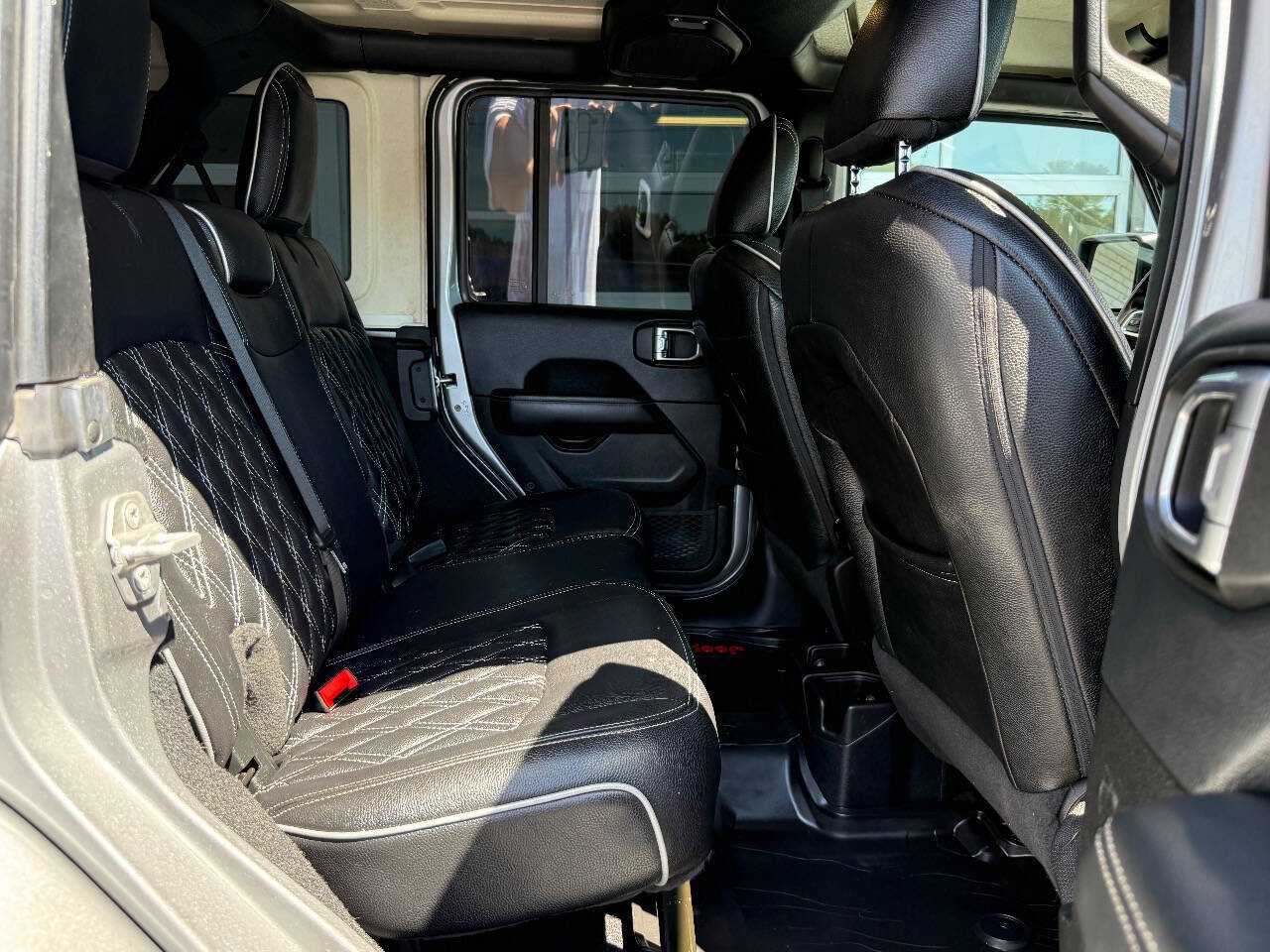 Used 2019 Jeep Wrangler Unlimited Sahara image 38