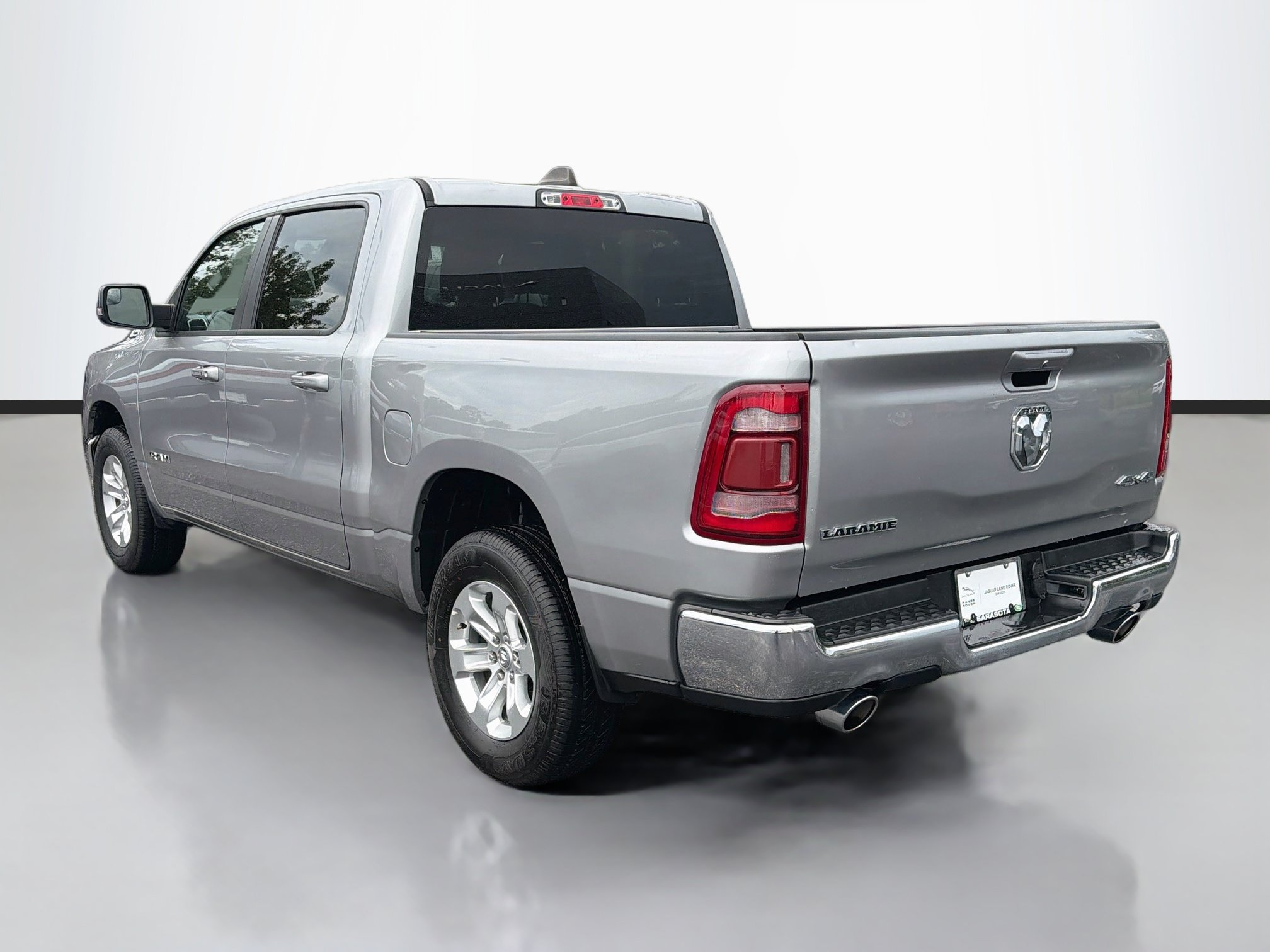 Used 2024 RAM 1500 Laramie AWD/4WD image 3