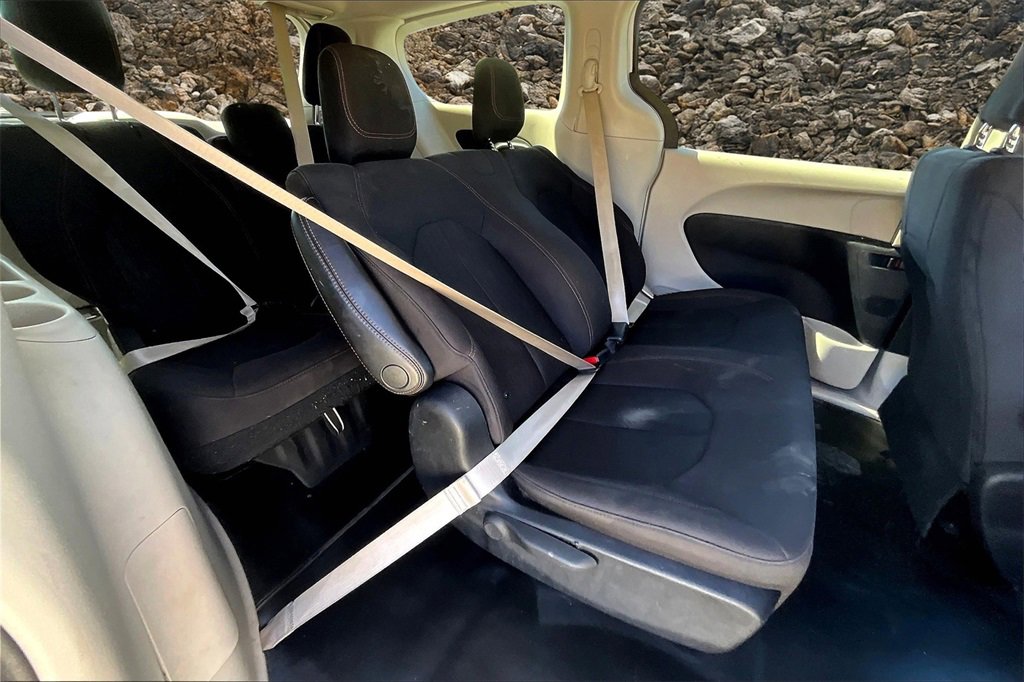 Used 2019 Chrysler Pacifica L image 16