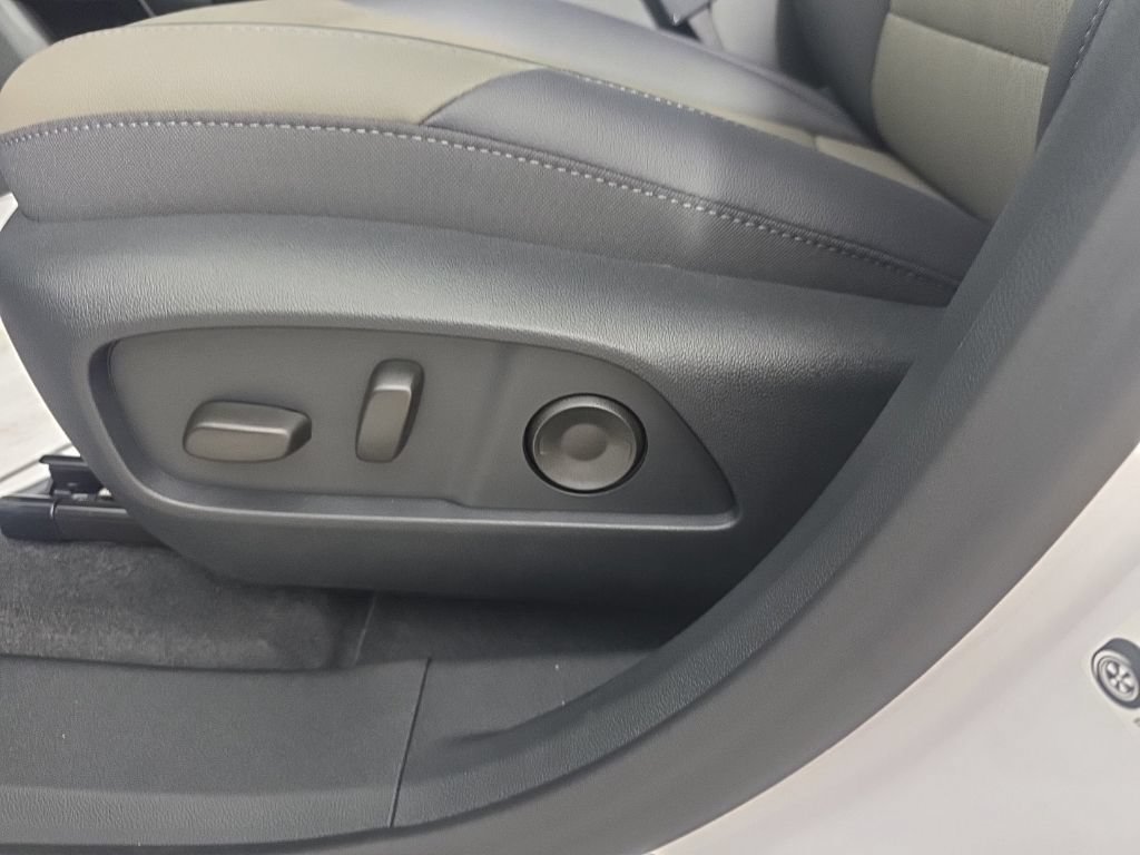 New 2026 Chevrolet Equinox LT w/ Convenience Package II FWD image 11