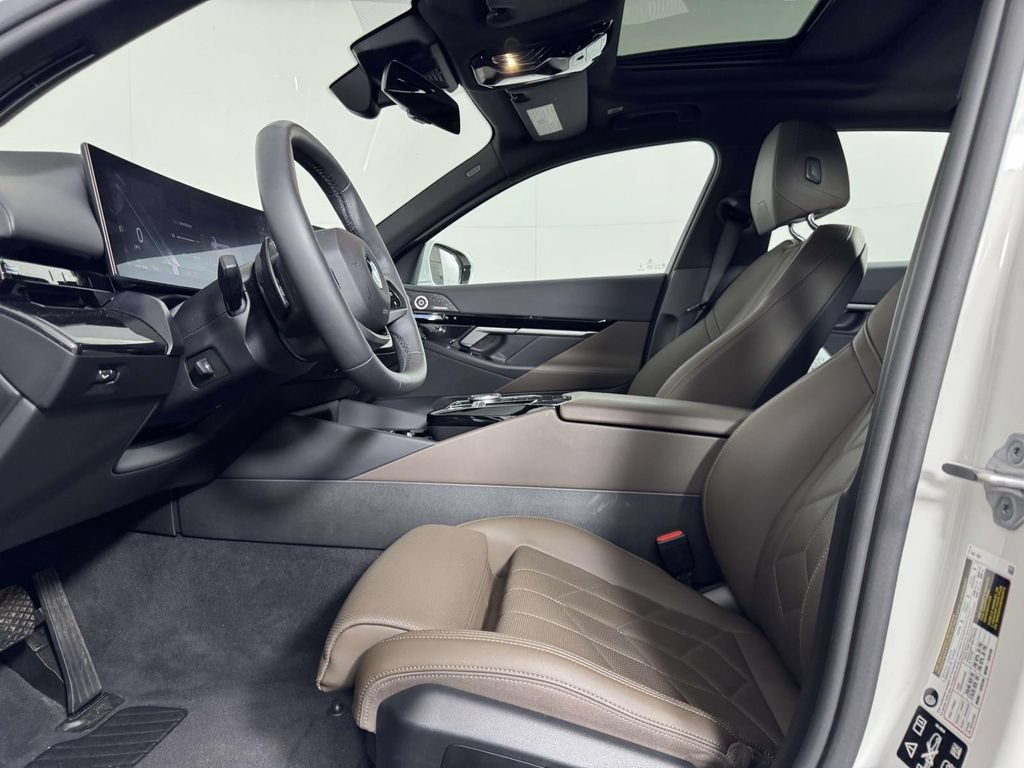 Used 2026 BMW 530i xDrive w/ Premium Package AWD/4WD image 4