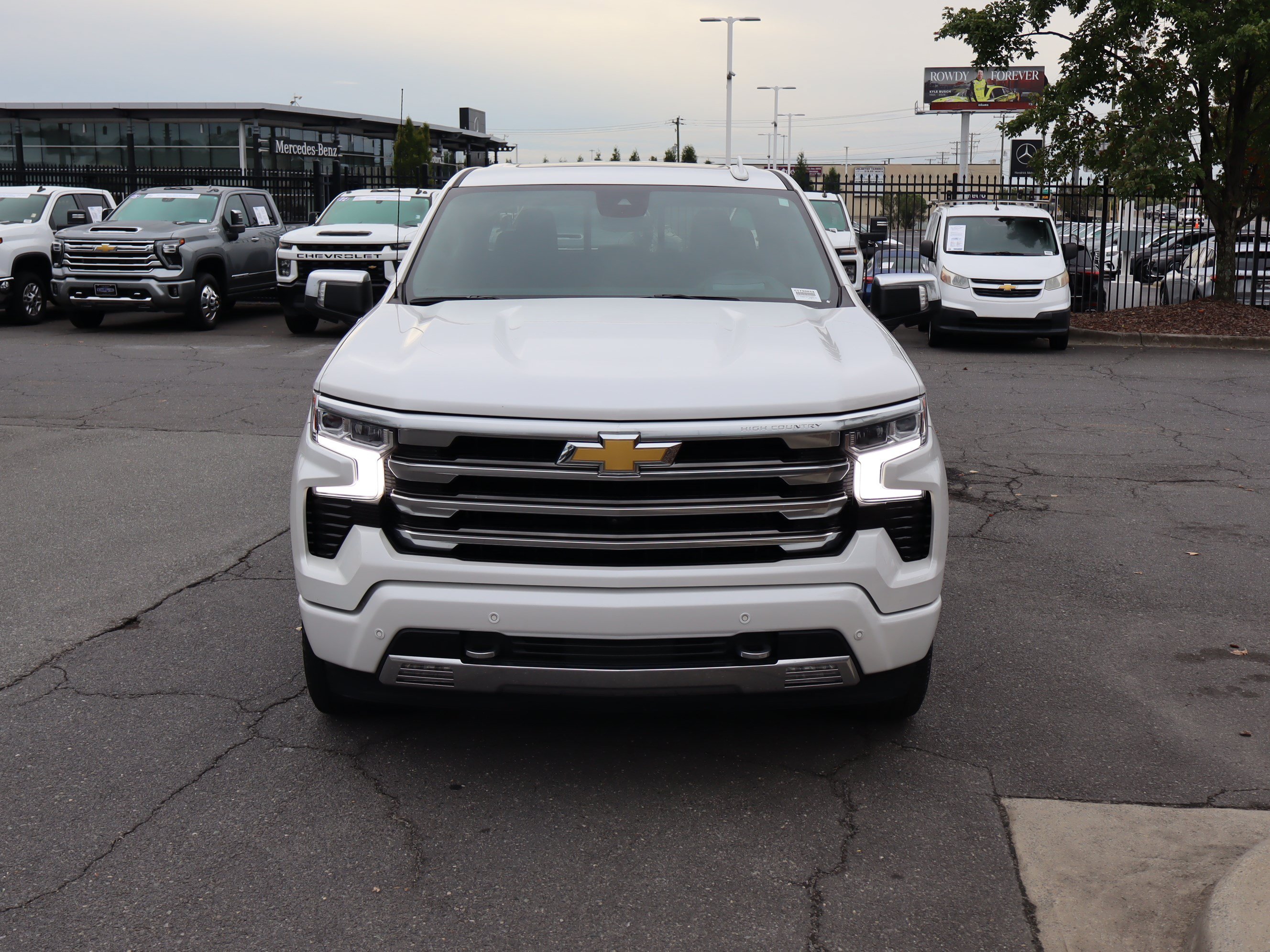 Used 2023 Chevrolet Silverado 1500 High Country w/ High Country Premium Package AWD/4WD image 3