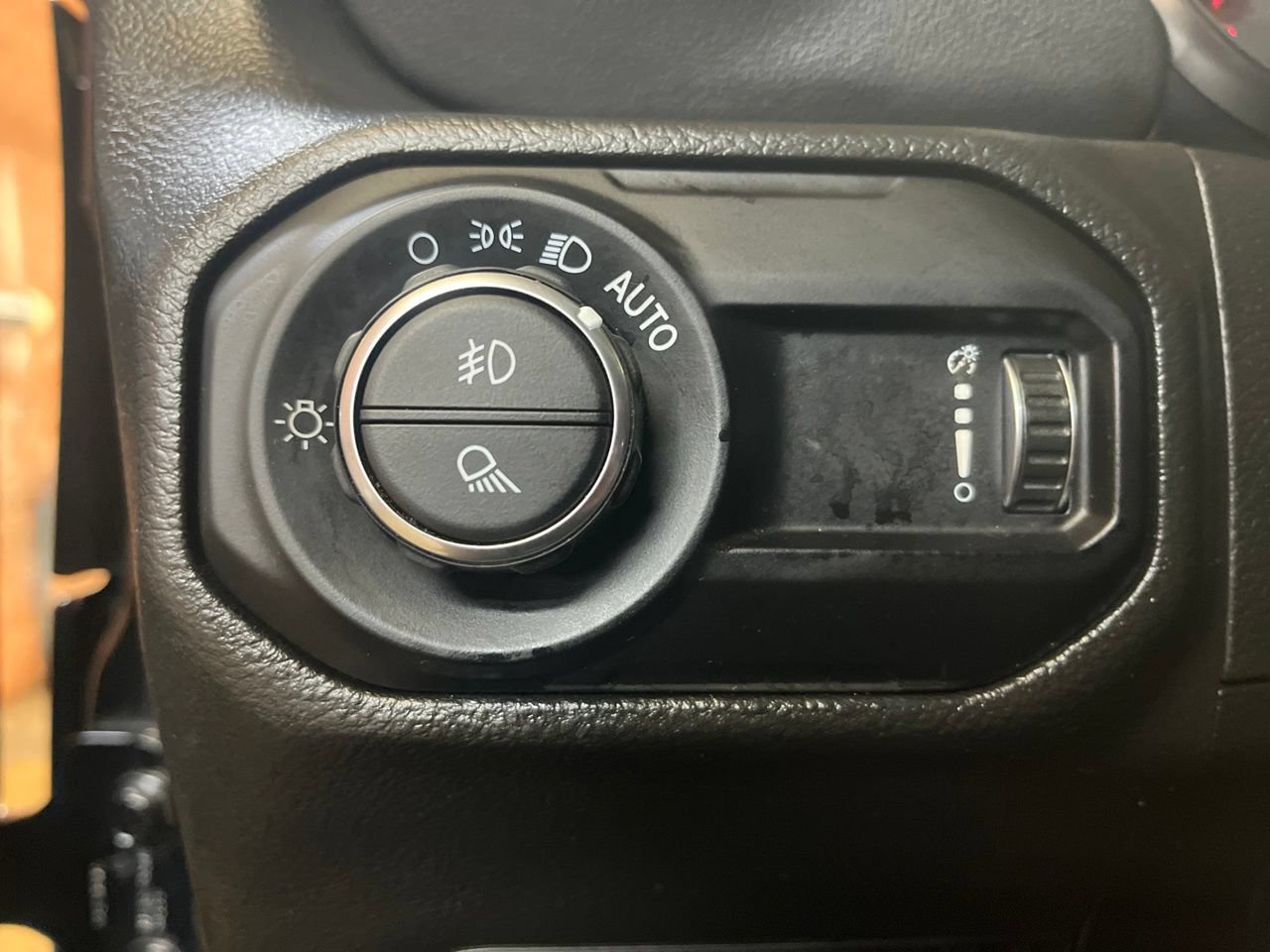 Used 2023 Jeep Gladiator Overland AWD/4WD image 23