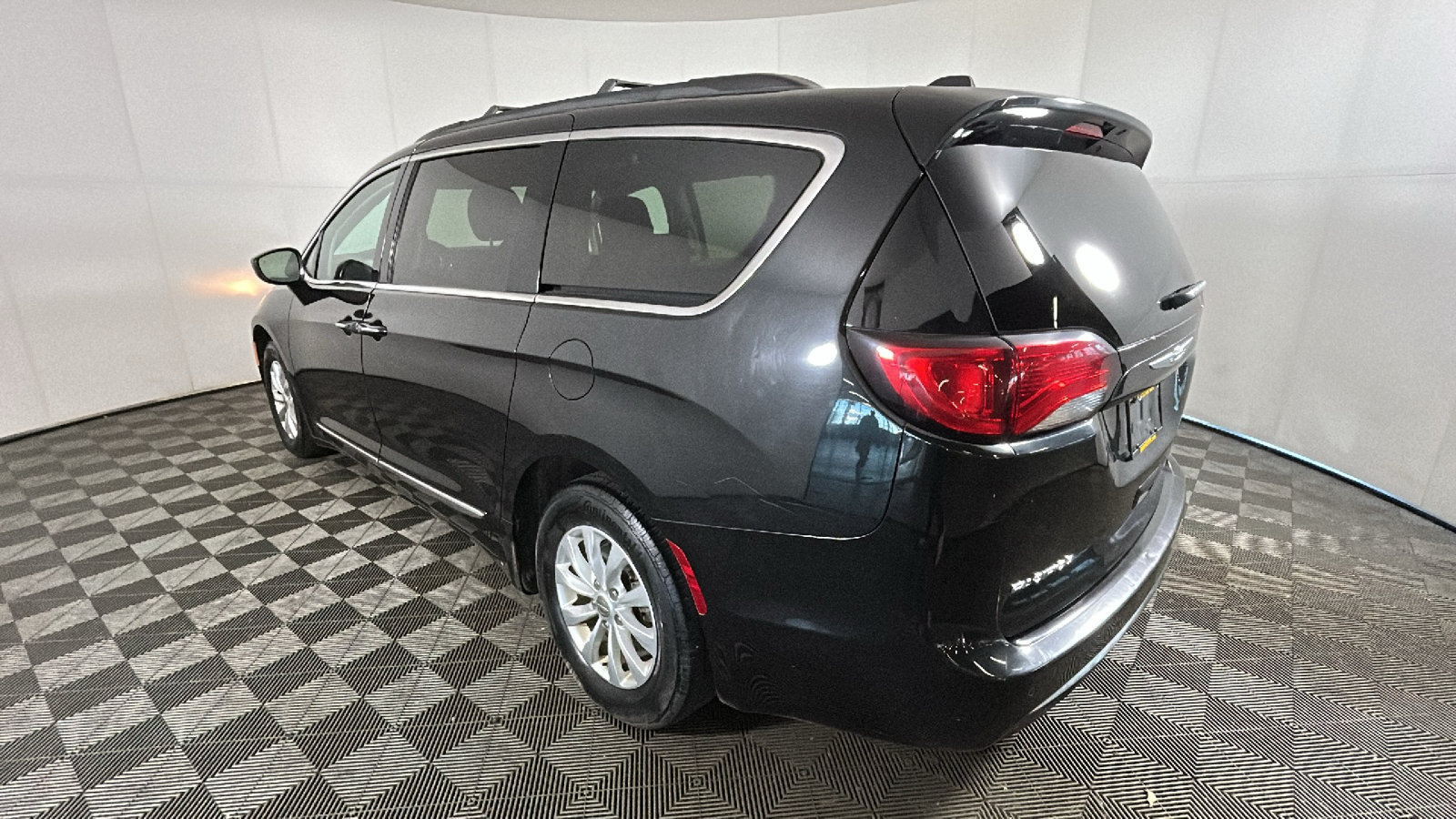 Used 2017 Chrysler Pacifica Touring-L FWD image 5
