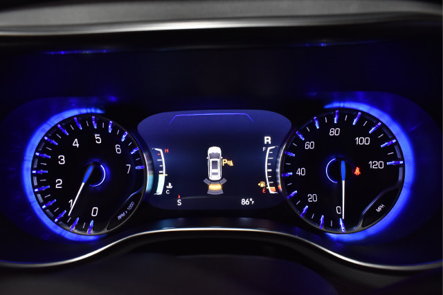 Certified 2025 Chrysler Pacifica Limited FWD image 13
