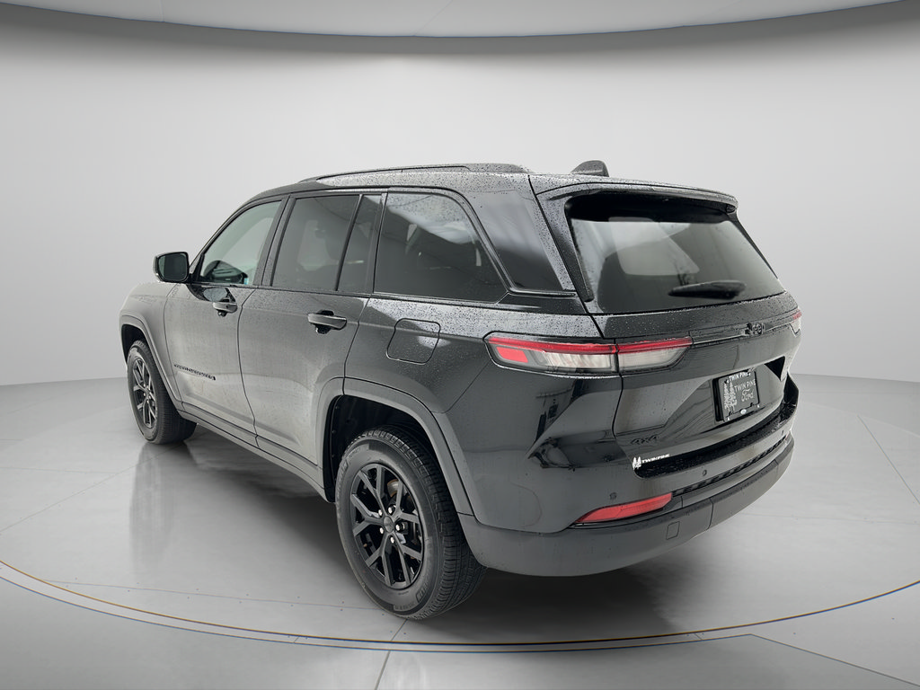 Used 2025 Jeep Grand Cherokee Altitude AWD/4WD image 6