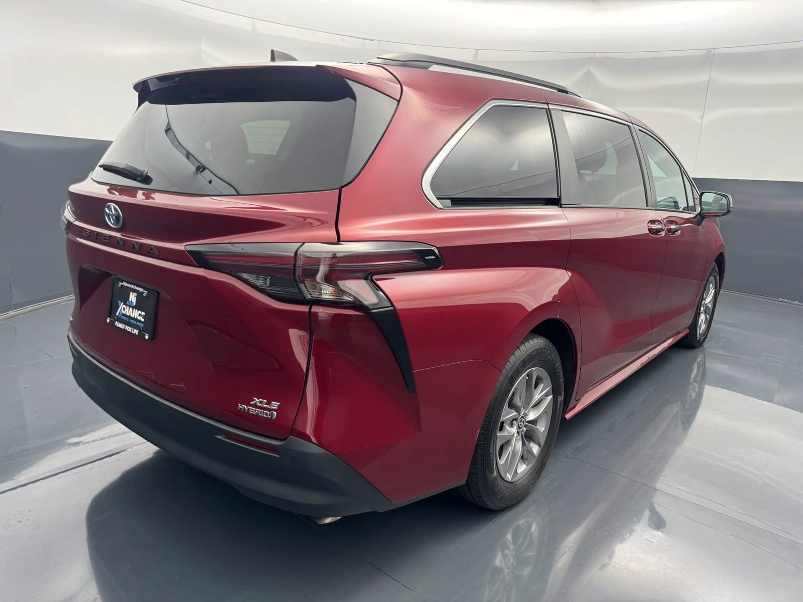 Used 2023 Toyota Sienna XLE AWD/4WD image 3
