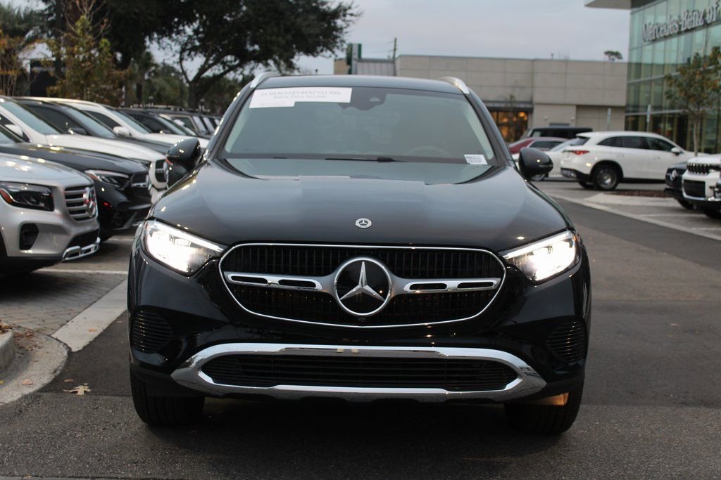 Used 2025 Mercedes-Benz GLC 350e 4MATIC image 2