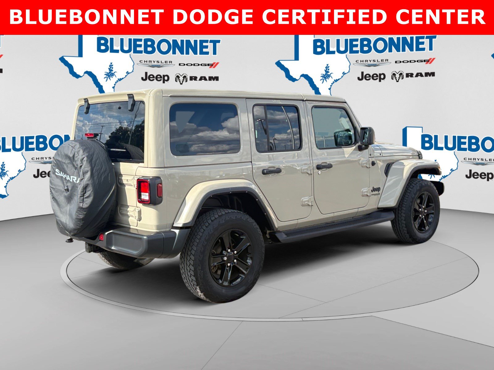 Used 2022 Jeep Wrangler Unlimited Sahara AWD/4WD image 5