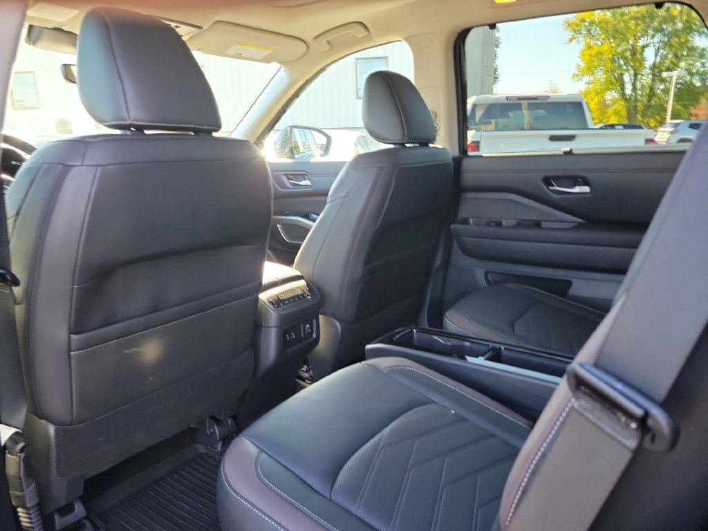 Used 2025 Nissan Pathfinder Platinum w/ Lighting Package (N92) AWD/4WD image 18